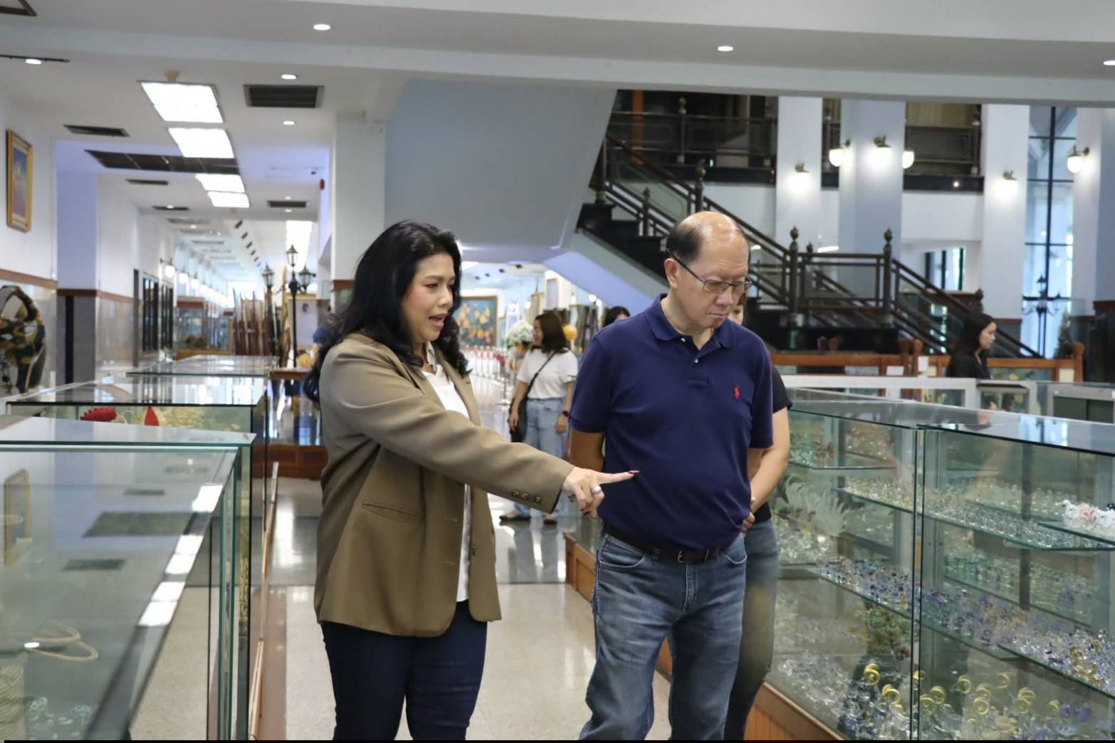 title - ผอ.ศพส. ให้การต้อนรับ คณะนักศึกษาโครงการรัฐประศาสนศาสตรมหาบัณฑิต รุ่นที่ 18 มหาวิทยาลัยรามคำแหง เข้าเยี่ยมชมแผนกฝึกอบรมทั้ง 12 แผนก และพื้นที่ภายในศูนย์ส่งเสริมและพัฒนาอาชีพเสริมนอกภาคการเกษตร